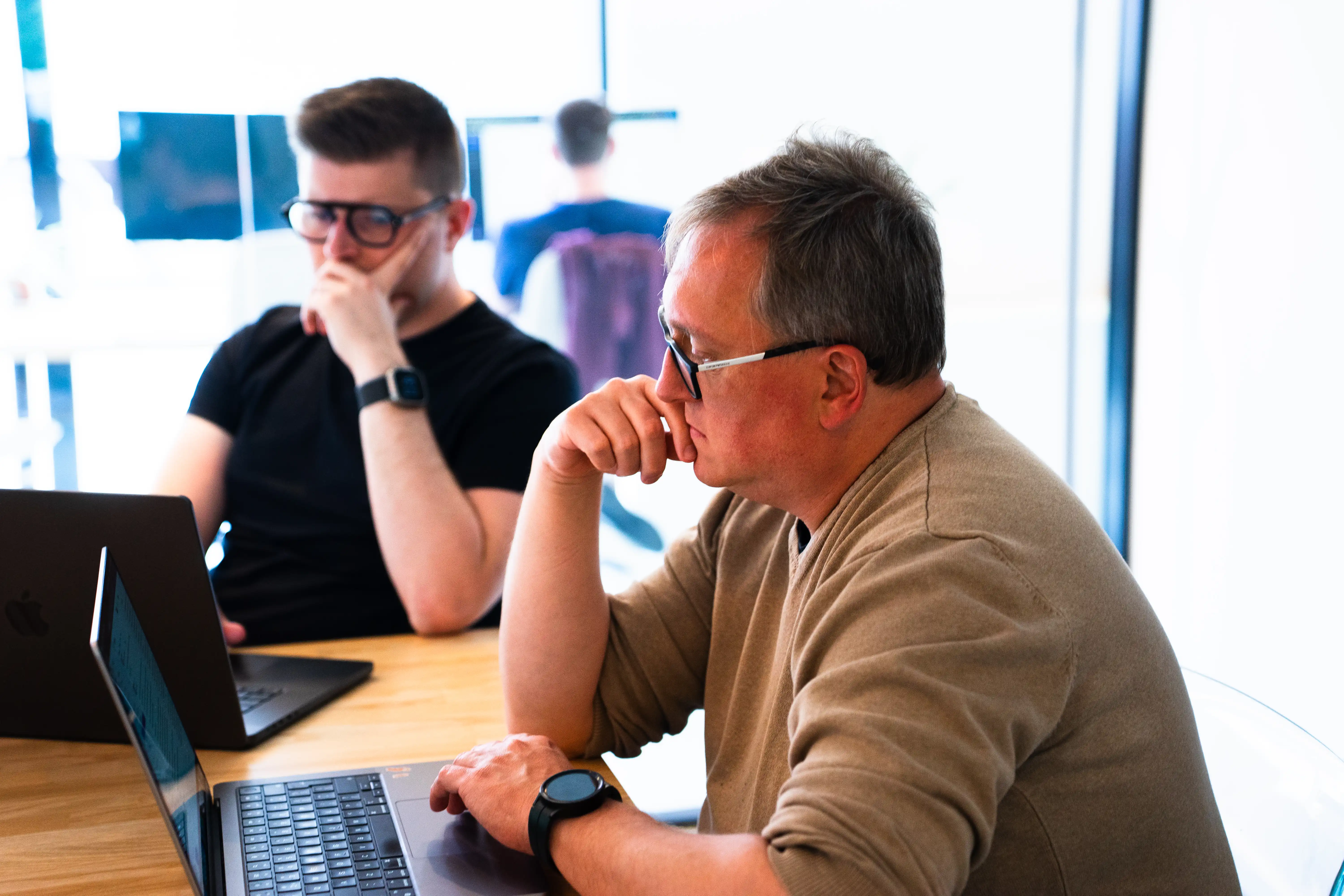 A client and an Aaltra engineer working through the findings